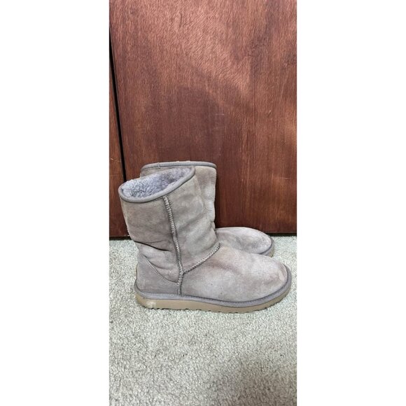 Classic UGG Womens Short Boots Size 8 Taupe Suede Shearling Lined Winter Shoes - Picture 1 of 10